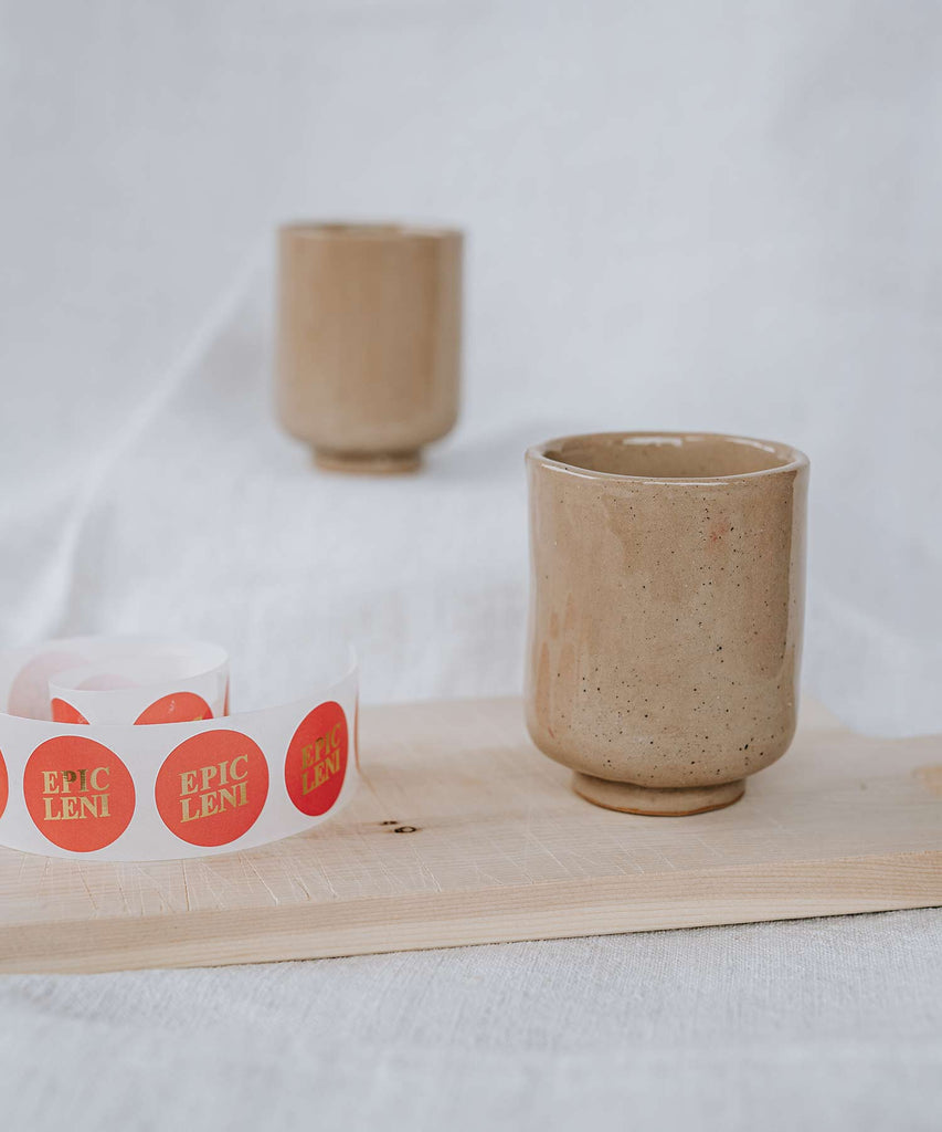 Becher aus Keramik mit Glasur von Epic Leni