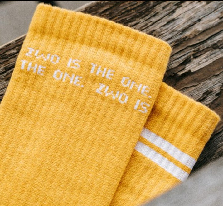 Gelbe Socken mit Slogan von Zwo